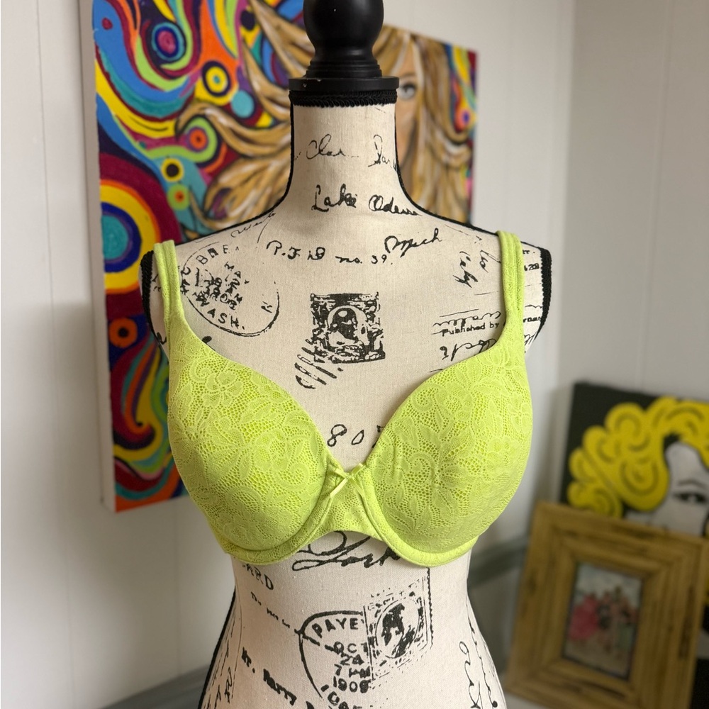 Like new. Cacique lightly lined Tshirt bra